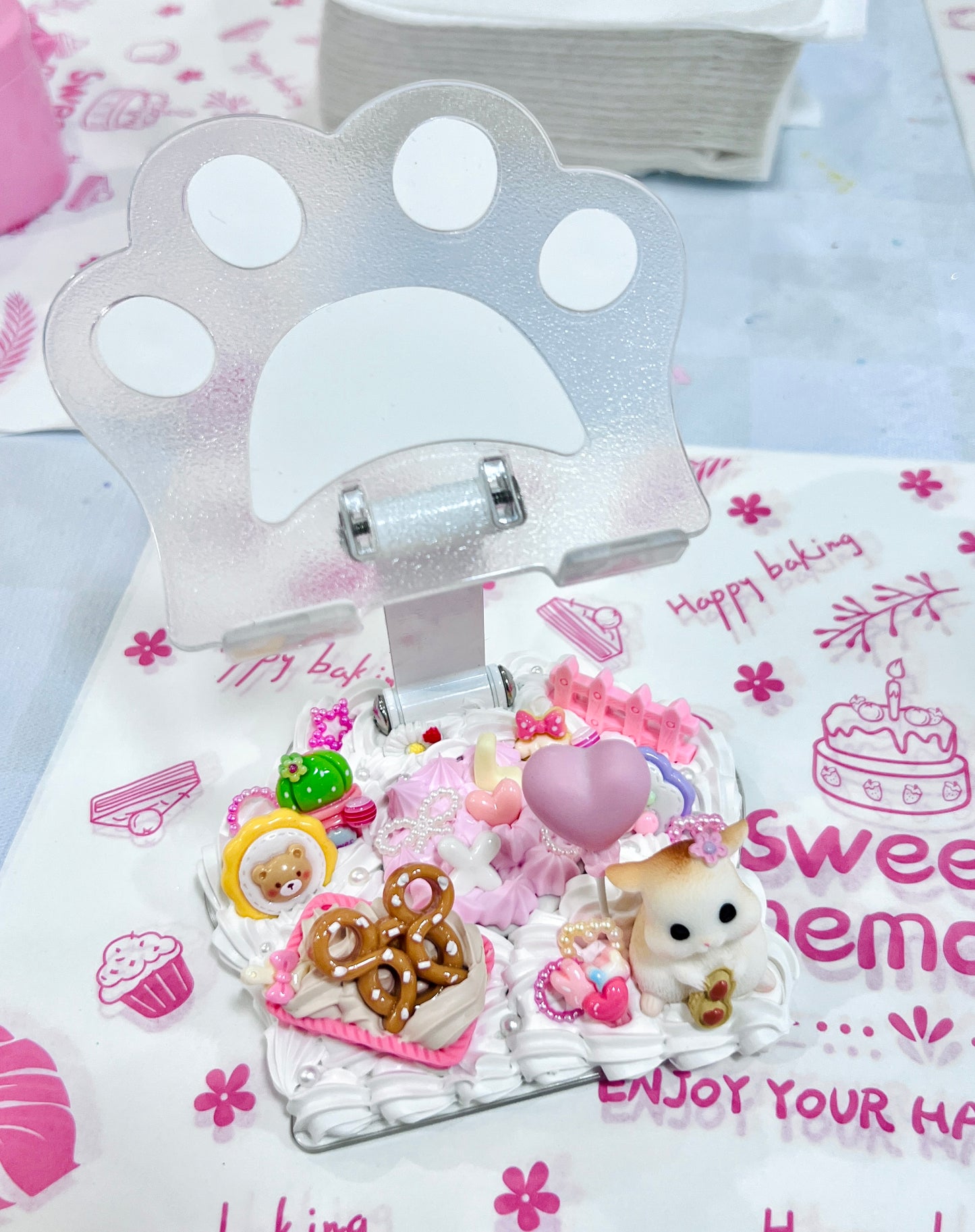 DIY Phone/iPad Stand (20 Charms, 4 Glues)