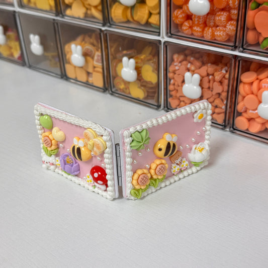 DIY Compact Folding Mirror (12 Charms, 3 Glues)